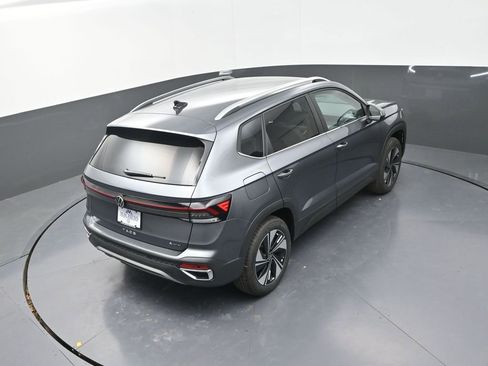New 2026 Volkswagen Taos SE image 17