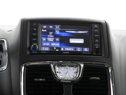 Used 2013 Chrysler Town & Country Touring FWD image 21