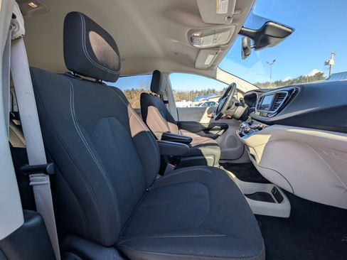 Used 2023 Chrysler Voyager LX image 47