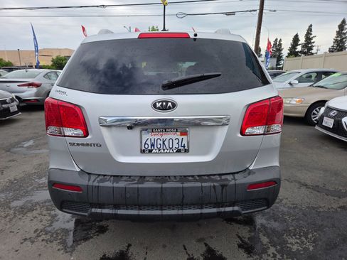 Used 2012 Kia Sorento LX w/ Convenience Pkg image 3