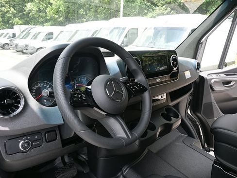Used 2025 Mercedes-Benz Sprinter 2500 image 6
