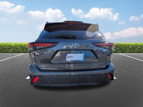 Used 2024 Toyota Highlander XLE image 5