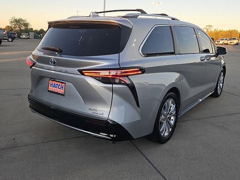 Used 2022 Toyota Sienna Platinum image 5