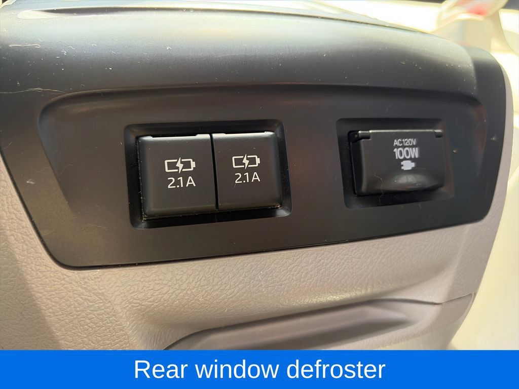 Used 2018 Toyota Sienna XLE Premium w/ Carpet Mat Package FWD image 12