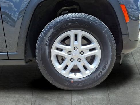 Used 2023 Jeep Grand Cherokee Laredo AWD/4WD image 9