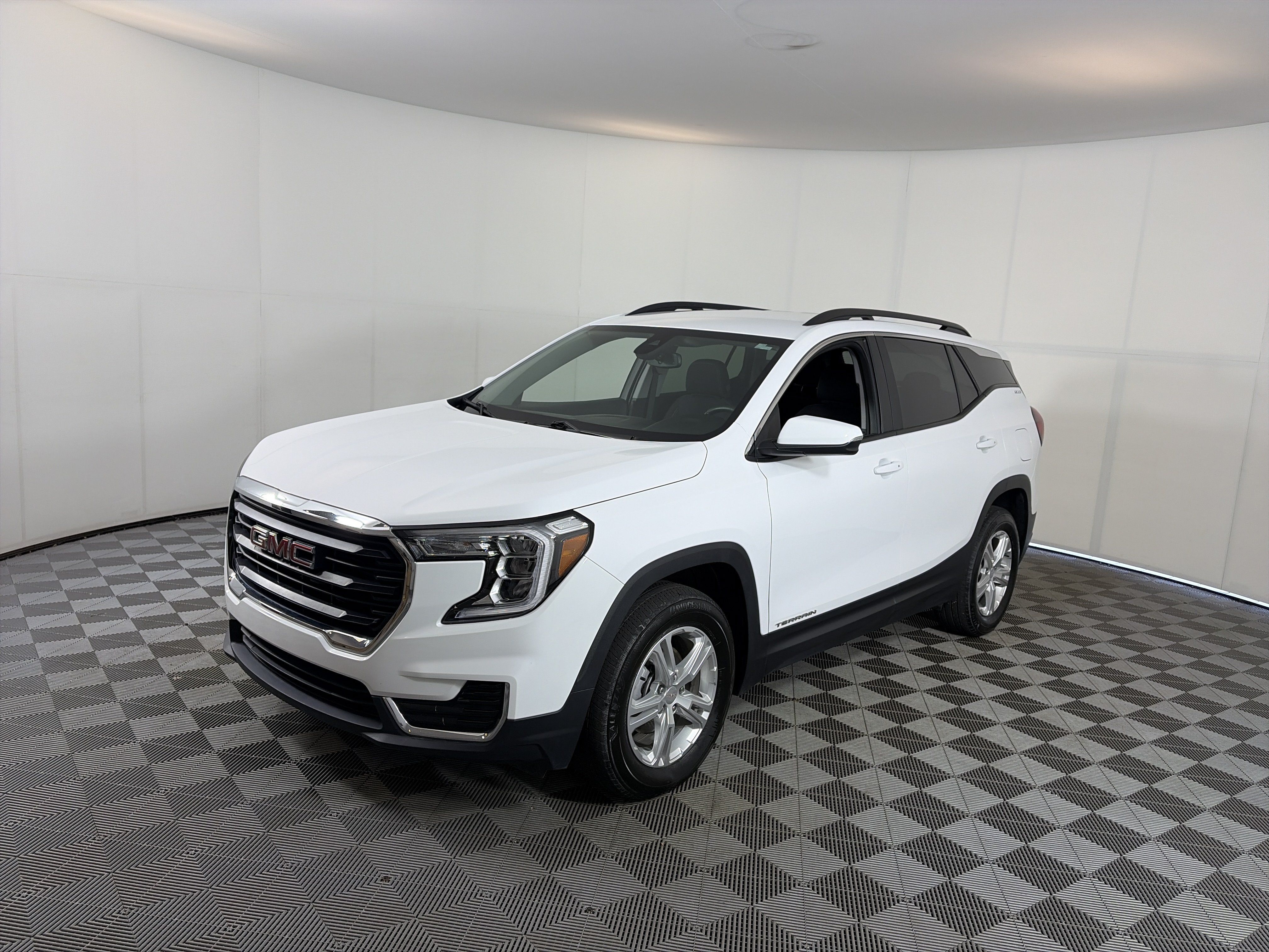 Certified 2024 GMC Terrain SLE w/ Driver Convenience Package AWD/4WD image 2