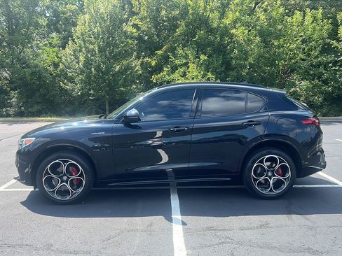Used 2022 Alfa Romeo Stelvio Veloce AWD/4WD image 2