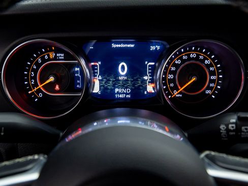 Used 2018 Jeep Wrangler Unlimited Sahara w/ Dual Top Group image 24