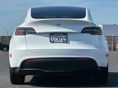 Used 2023 Tesla Model Y AWD image 5