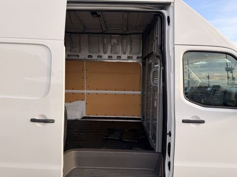 Used 2018 Nissan NV 2500 SV image 22