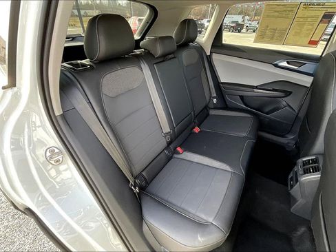 Used 2024 Volkswagen Taos SE image 29