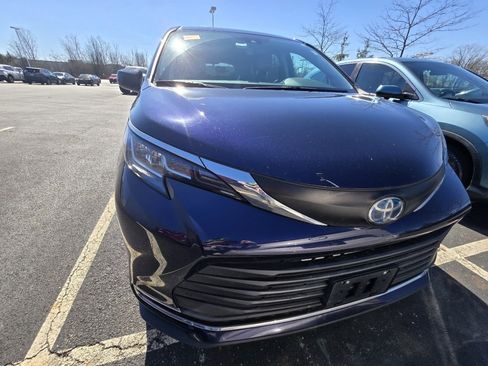 Used 2022 Toyota Sienna XLE image 2