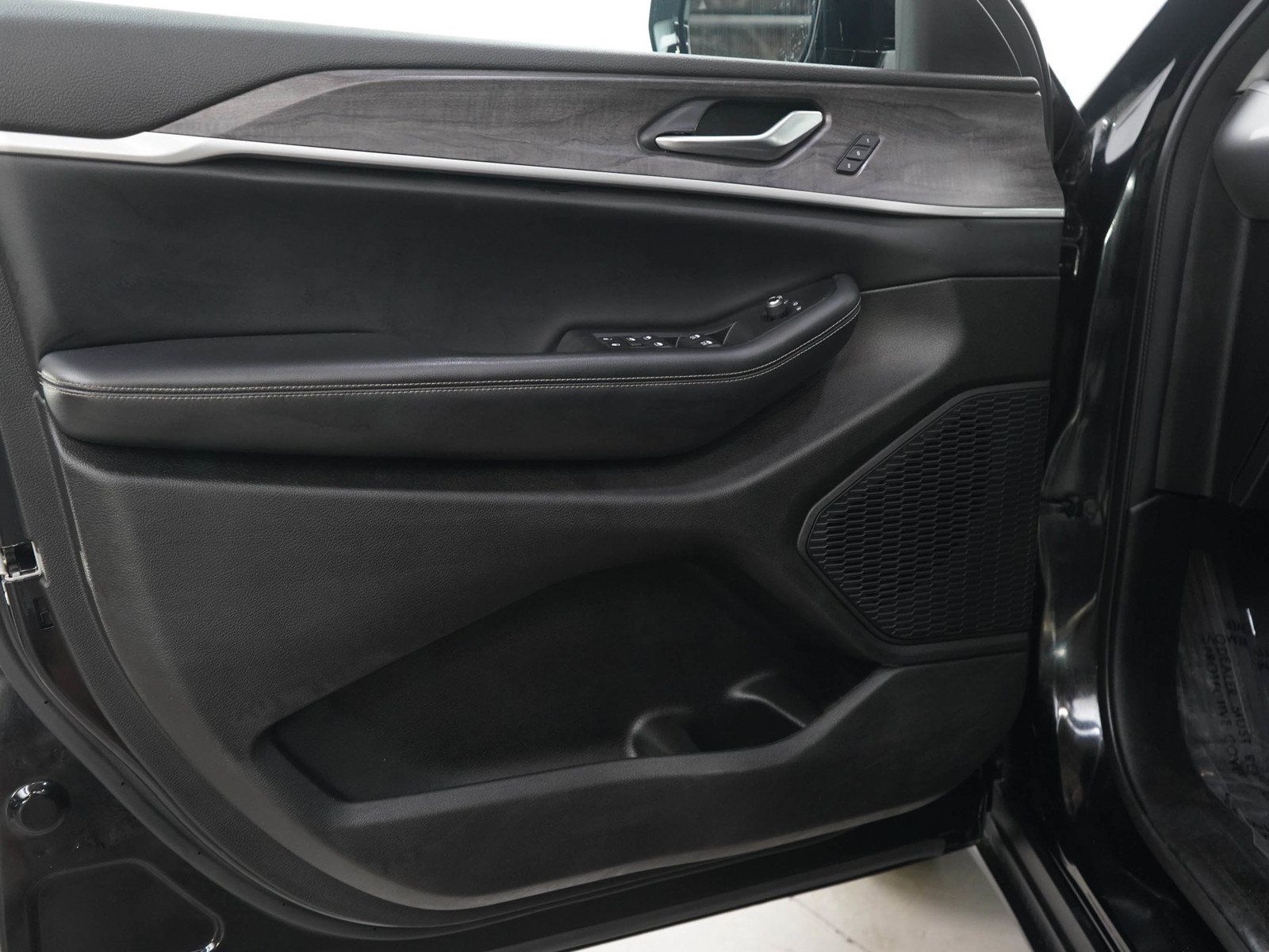 Used 2023 Jeep Grand Cherokee Limited AWD/4WD image 20