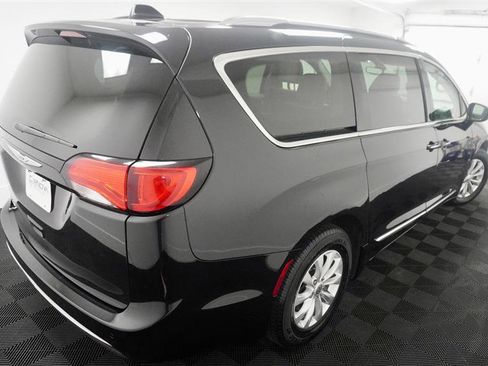 Used 2018 Chrysler Pacifica Touring-L image 8