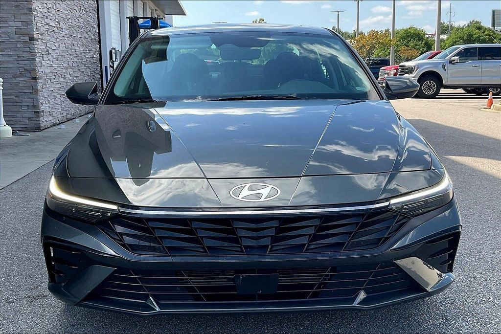 Used 2025 Hyundai Elantra SEL FWD image 2