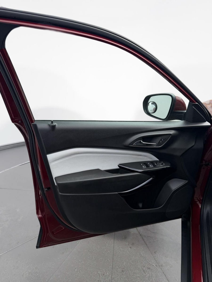 Used 2025 Chevrolet Trax LT w/ LT Convenience Package FWD image 16