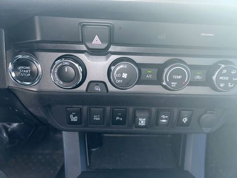 Used 2019 Toyota Tacoma TRD Off-Road w/ Technology Package AWD/4WD image 12