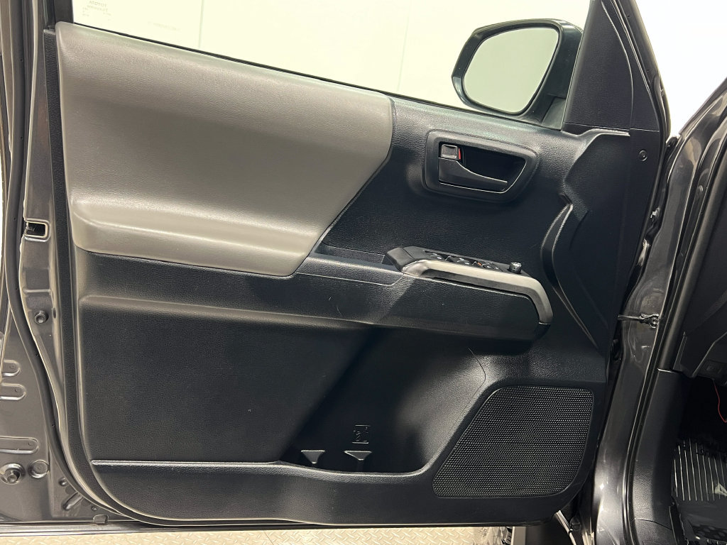 Used 2016 Toyota Tacoma SR5 w/ Towing Package RWD image 14