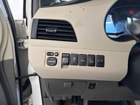 Used 2013 Toyota Sienna Limited w/ Premium Pkg image 11