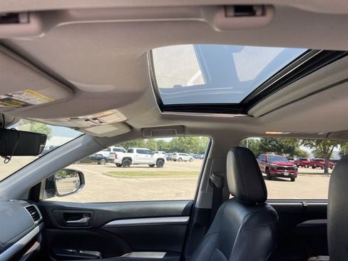 Used 2018 Toyota Highlander XLE FWD image 24