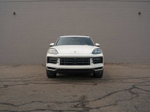 Used 2024 Porsche Cayenne AWD/4WD image 10