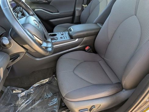 Used 2024 Toyota Highlander LE image 14