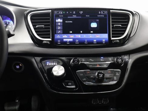 Certified 2025 Chrysler Pacifica Select FWD image 22