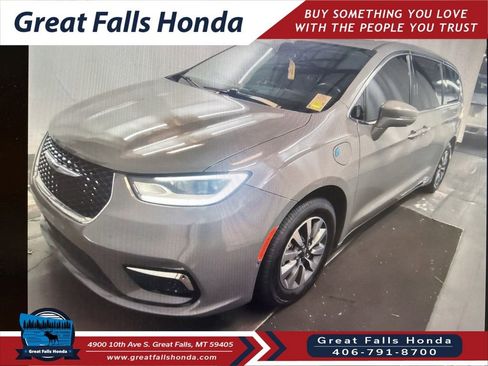 Used 2022 Chrysler Pacifica Touring-L w/ Uconnect Theater Family Group FWD image 2