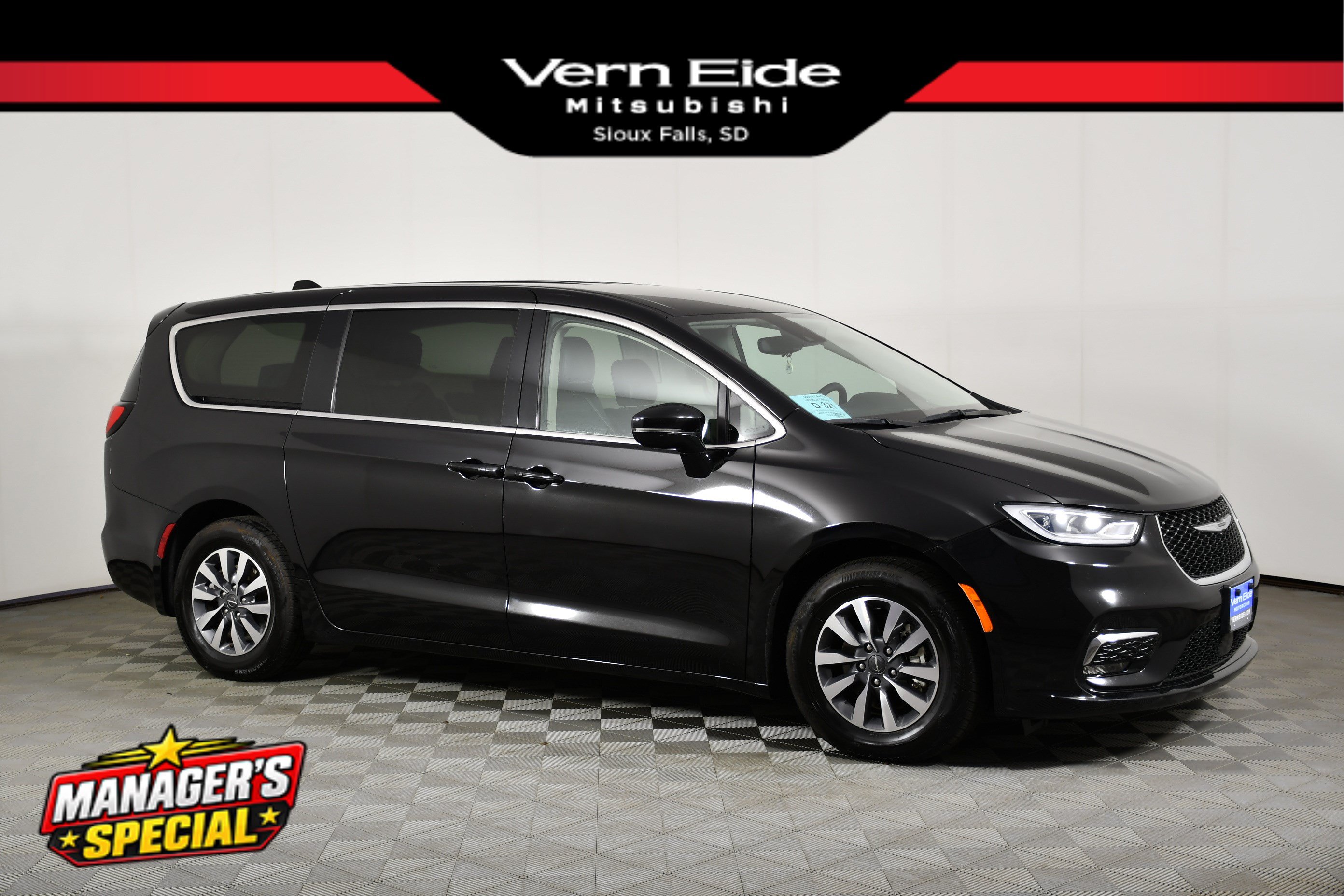 Used 2024 Chrysler Pacifica Limited FWD image 1