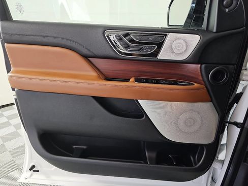 Used 2021 Lincoln Navigator Reserve w/ Luxury Package RWD image 27