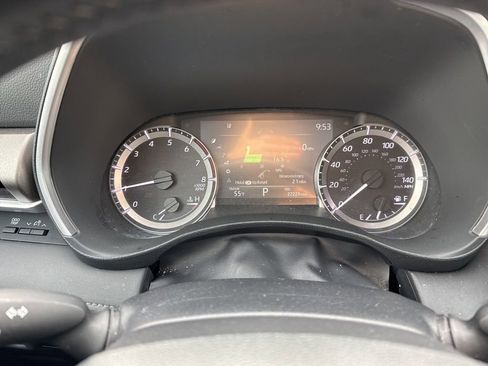 Used 2023 Toyota Highlander XLE image 9