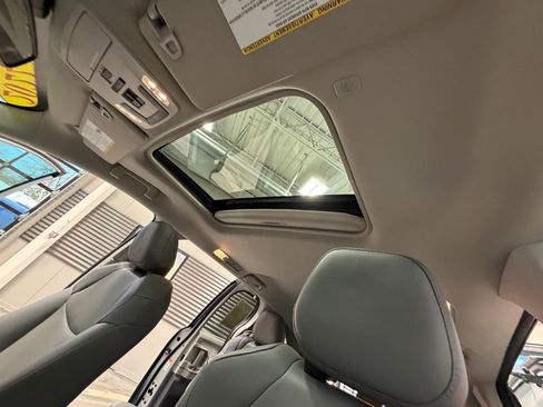 Used 2022 Toyota Sienna XLE image 11