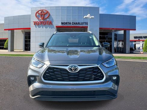 Used 2025 Toyota Highlander XLE FWD image 3