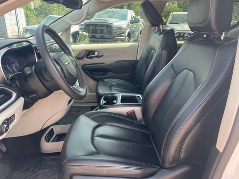 Used 2024 Chrysler Pacifica Touring-L FWD image 2