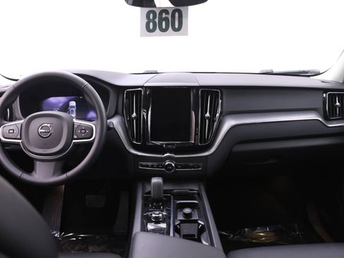 Certified 2025 Volvo XC60 B5 Core image 8