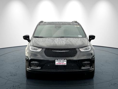 New 2026 Chrysler Pacifica Limited image 9