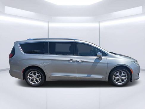 Used 2020 Chrysler Pacifica Limited FWD image 2