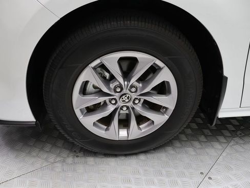 Used 2024 Toyota Sienna XLE image 4