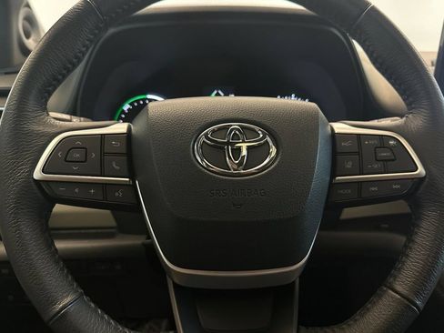 Used 2023 Toyota Sienna XLE w/ XLE Plus Package FWD image 26