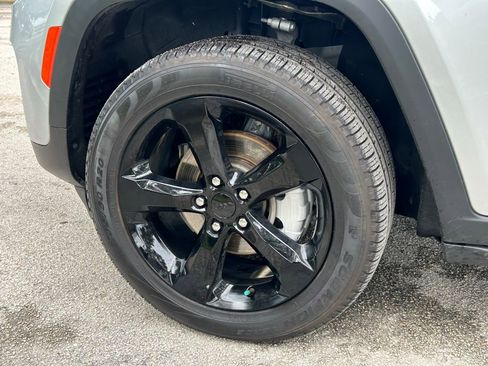 Certified 2024 Jeep Grand Cherokee Limited w/ Black Appearance Package image 29