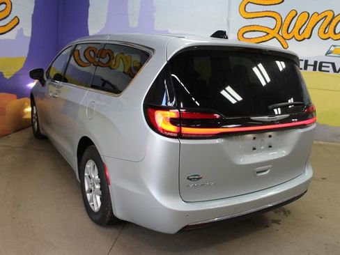 Used 2023 Chrysler Pacifica Touring FWD image 6