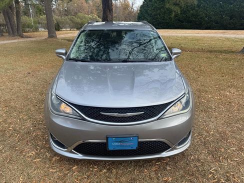 Used 2017 Chrysler Pacifica Touring-L image 4