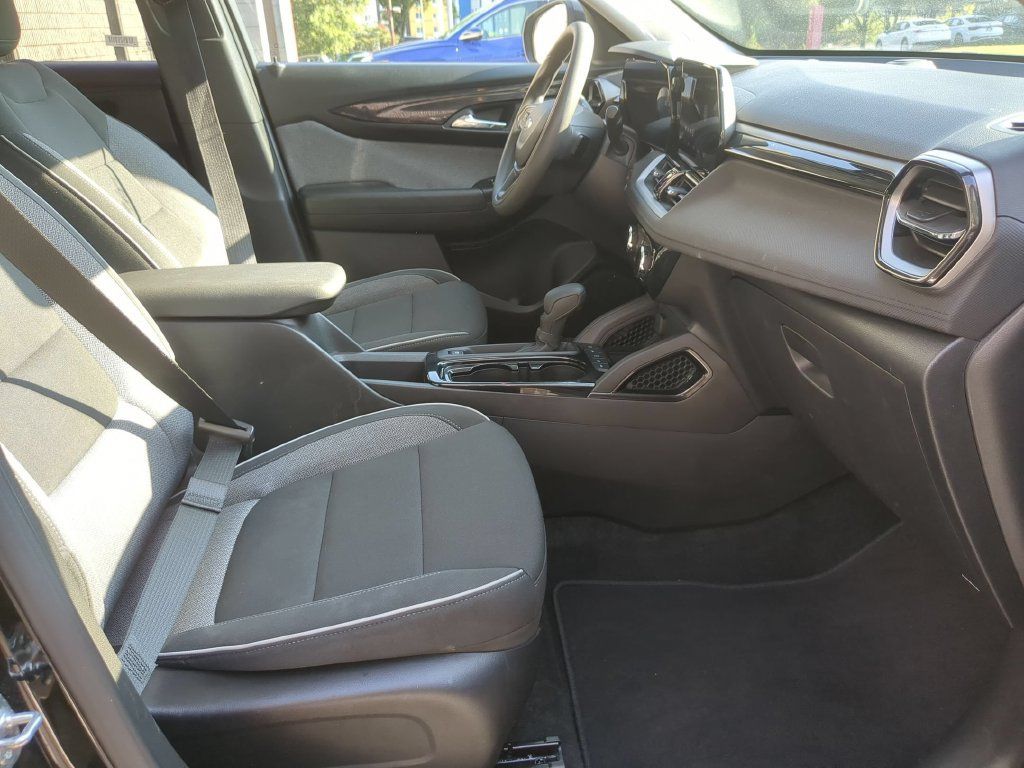 Used 2025 Chevrolet TrailBlazer LT AWD/4WD image 30