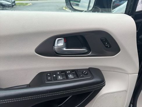 Used 2024 Chrysler Pacifica Touring-L FWD image 25
