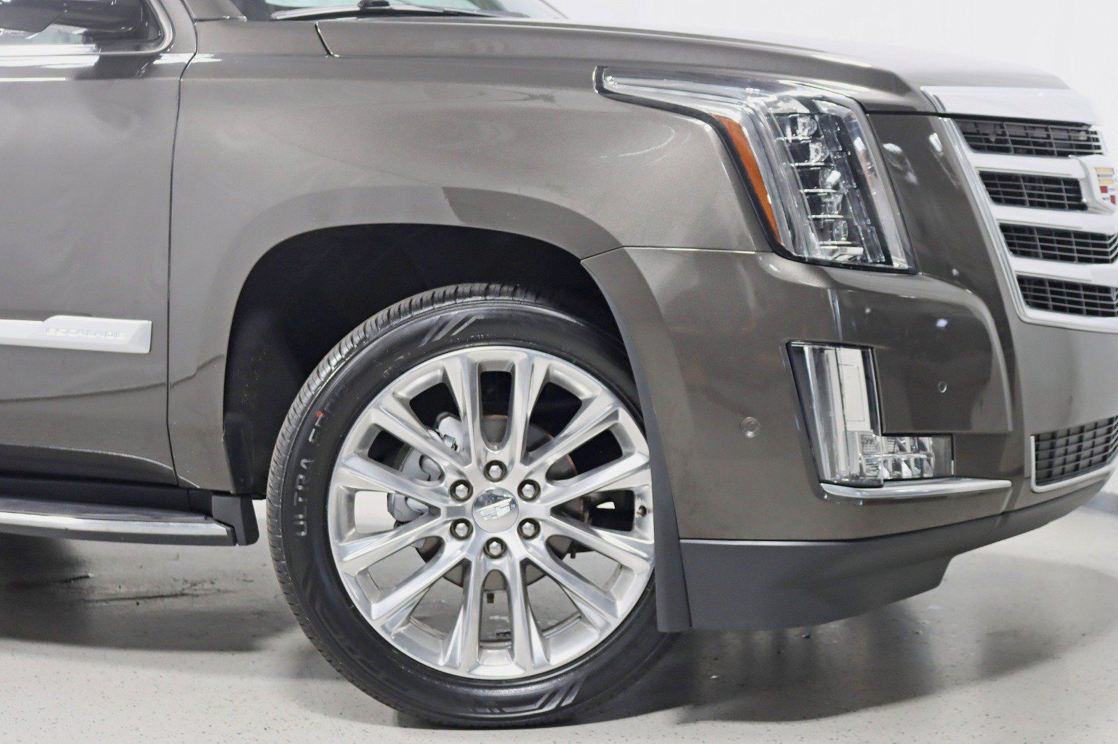Used 2020 Cadillac Escalade Luxury AWD/4WD image 5