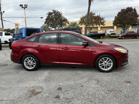 Used 2017 Ford Focus SE image 6
