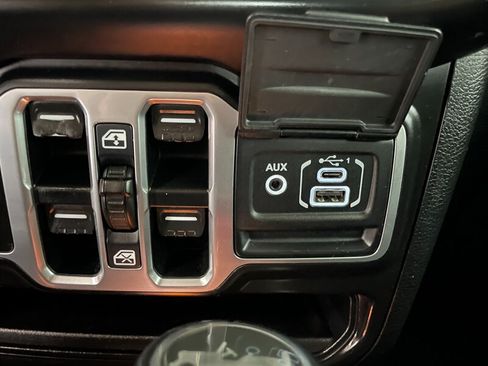 Used 2018 Jeep Wrangler Unlimited Sahara w/ Uconnect 4C Nav & Sound Group AWD/4WD image 20