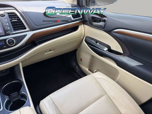 Used 2019 Toyota Highlander Limited Platinum FWD image 16