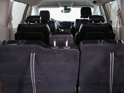 Used 2023 Chrysler Pacifica Touring-L image 30