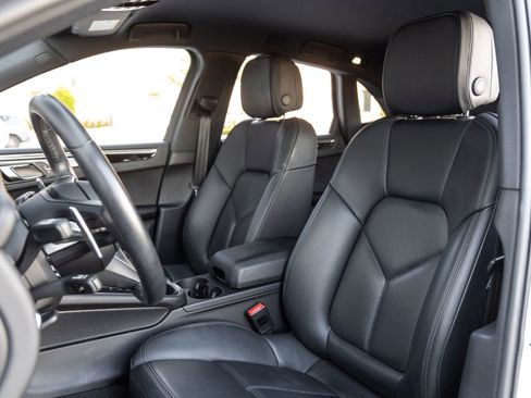 Certified 2023 Porsche Macan S AWD/4WD image 5